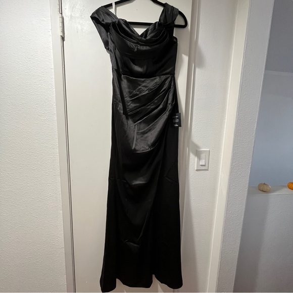 Lulus Stunning Arrival Black Satin Off-The-Shoulder Maxi Dress Medium Brand New - Picture 3 of 6
